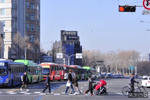 미세먼지가 물러간 8일 오전 서울 마포구 합정동 사거리. / 사진=머니S 장동규 기자.