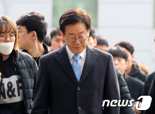 ▲ 이재명 경기도지사가 11일 오전 경기도 성남시 수원지방법원 성남지원에서 열리는 9차 공판에 출석하고 있다. 이날 공판에는 검찰 측 증인으로 이 지사의 친형 고 이재선씨의 부인 박씨, 딸 이씨가 출석했다. / 사진=뉴스1