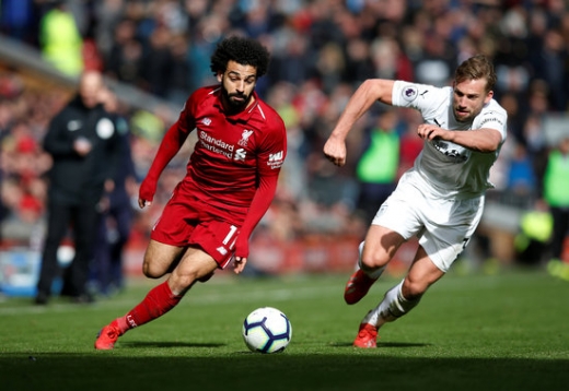 잉글랜드 프리미어리그 우승과 UEFA 챔피언스리그 우승 모두를 달성하겠다고 밝힌 리버풀의 공격수 모하메드 살라(왼쪽). /사진=로이터