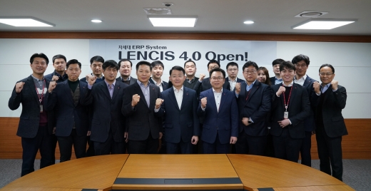 하석주(가운데) 롯데건설 대표이사를 비롯한 직원들이 최근 LENCIS 4.0 시스템 오픈 기념행사에 참석한 모습. /사진=롯데건설