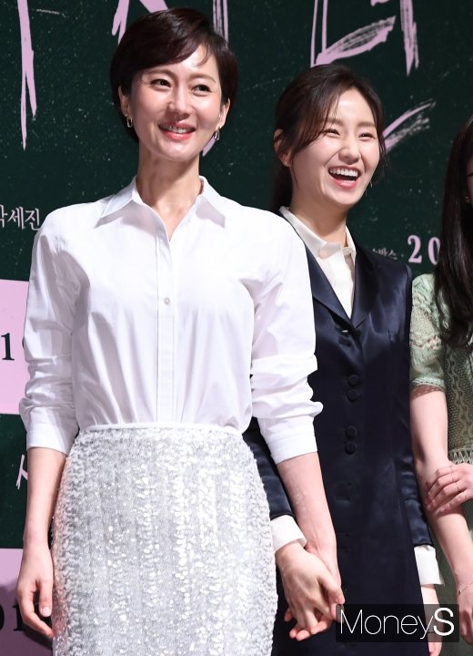 [머니S포토] 염정아·김소진, 친자매처럼 손 꼭 잡고