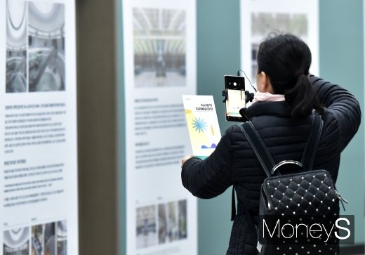 [머니S포토] 역사 내부 지하예술정원 개장한 녹사평역