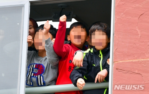 고(故) 조비오 신부 사자명예훼손 혐의를 받고 있는 전두환씨의 재판이 지난 11일 오후 광주 동구 광주지방법원에서 예정된 가운데 인근의 동산초등학교 학생들이 '사과'를 촉구하고 있다. /사진=뉴시스