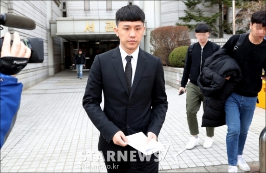 래퍼 겸 프로듀서 쿠시가 18일 오전 서울 서초구 중앙지방법원에서 열린 마약류 관리에 관한 법률 위반 혐의 선고공판에서 징역 2년 6개월, 집행유예 4년과 보호관찰 및 약물 치료 프로그램 80시간 이수, 추징금 87만 5000원을 선고 받은 뒤 법원을 나서고 있다. /사진=스타뉴스