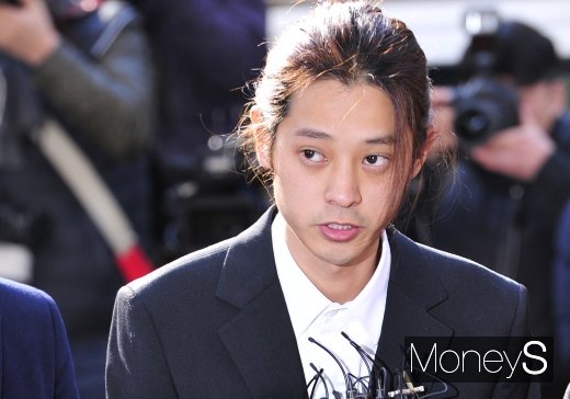 성관계를 몰래 촬영해 유포한 혐의로 기소된 가수 정준영이 지난 14일 오전 서울 종로구 서울지방경찰청에 출석하고 있다. /사진=장동규 기자