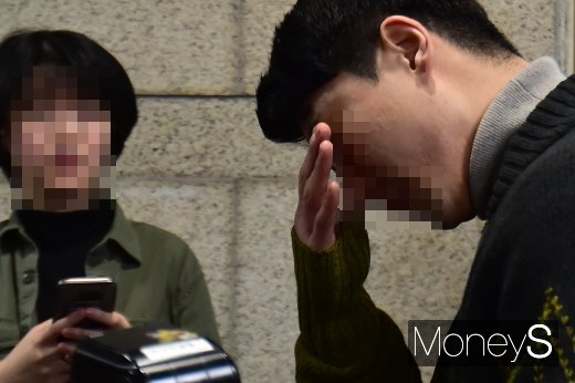 마약 투약 및 조직적 유통 의혹을 받고 있는 ‘버닝썬’ 이문호 대표(29)에 대한 영장실질심사(구속 전 피의자 심문)가 19일 서울 서초동 서울중앙지방법원에서 열린 가운데 이 대표가 취재진을 피해서 법정에 들어서고 있다. /사진=임한별 기자