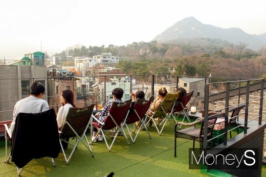 삼청동 루프탑 카페. /사진=김정훈 기자 @머니S MNB, 식품 외식 유통 · 프랜차이즈 가맹 & 유망 창업 아이템의 모든 것