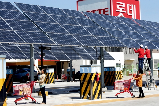 롯데마트 옥상 태양광발전소. /사진=뉴스1 DB
