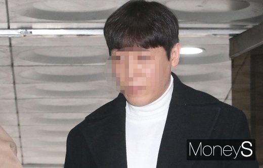 [머니S포토] 영장실질심사 출석하는 '버닝썬' 이사 장모씨