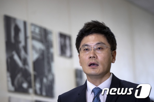 양민석 YG(와이지) 엔터테인먼트 대표이사가 22일 서울 마포구 홀트아동복지회에서 제21기 정기주주총회 참석에 앞서 취재진에게 입장을 밝히고 있다. /사진=뉴스1