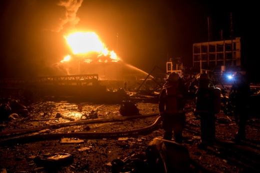 지난 21일 중국 장쑤성 옌청시의 한 화학공장에서 폭발사고가 일어나 소방 당국이 화재를 진압하고 있다. /사진=로이터