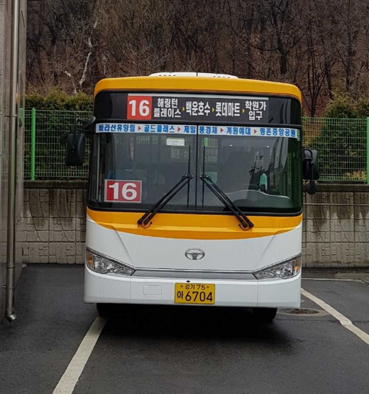의왕시(시장 김상돈)는 백운밸리 단지 입주민들의 대중교통 이용 불편을 해소하기 위해 마을버스 05번·06번·05-1번·16번 등 백운밸리를 경유하는 총 4개 버스 노선을 개통했다. / 사진제공=의왕시