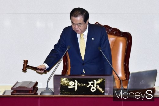 [머니S포토] 의사봉 두드리는 문희상 국회의장