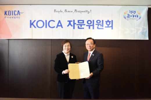 22일 이미경 코이카 이사장(왼쪽)이 올해 새롭게 위촉된 21명의 자문위원을 대표해 이주영 국회부의장에게 위촉장을 수여했다. /사진=코이카