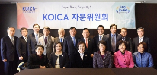 코이카 자문위원과 임직원들이 22일 서울 더플라자호텔에서 열린 ‘제49회 자문위원회’를 마친 뒤 기념촬영을 하고 있다. /사진=코이카