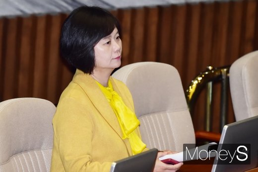 [머니S포토] 대정부질문 경청하는 이정미 대표