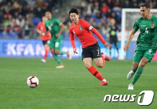 22일 오후 8시 울산 문수 축구경기장에서 열린 볼리비아와의 친선 경기서 'A매치 무득점' 기록을 깨지는 못했지만, 좋은 활약을 펼쳤던 대한민국의 공격수 손흥민(왼쪽). /사진=뉴스1