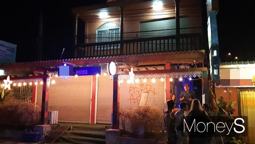 밤 12시 이후 정문이 아닌 쪽문을 통해서 술집을 이용하고 있는 외국인 관광객들. /사진=류은혁 기자