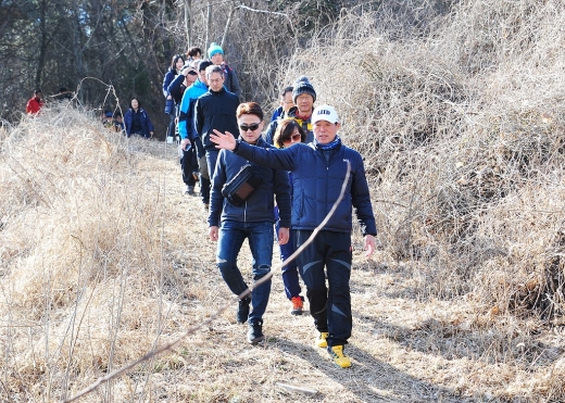 ▲ 24일 올해의 관광도시 안산 기념 대부도해솔길 탐방에서 윤화섭 안산시장(오른쪽 첫번째)이 해솔길을 걷고 있다). / 사진제공=안산시