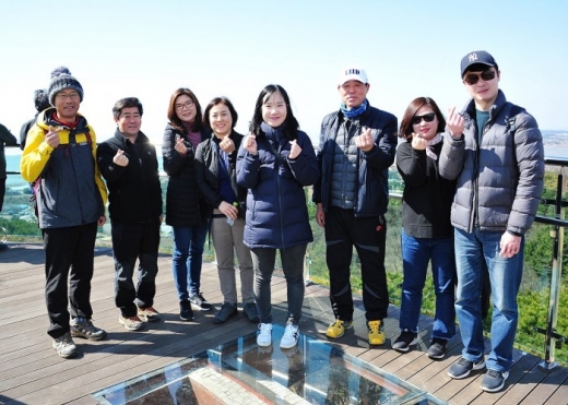 지난 24일 올해의 관광도시 안산 기념 대부도해솔길 탐방에서 윤화섭 안산시장(오른쪽에서 세번째)이 참석자들과 기념촬영을 하고 있다). / 사진제공=안산시