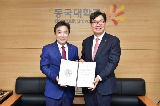 NH농협은행이 동국대학교 영화영상학과 학생들과 함께 농업·농촌을 주제로 영화·영상을 제작하기로 하고 제작 지원금 3000만원을 전달했다./사진=농협은행