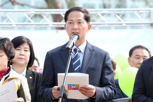 전국 최초 '나무권리선언문' 발표하고 있는 이재준 시장. / 사진제공=고양시 