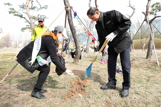 '나무권리선언문' 발표한 뒤 나무를 심고 있는 이재준 고양시장. / 사진제공=고양시 