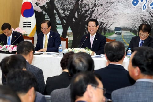 도민과 대화 대장정 마지막 날인 28일 전남 강진군민과 대화에서 김영록 전남도지사가 강진을 체류형 관광도시로 육성하겠다고 밝히고 있다./사진=전남도 제공