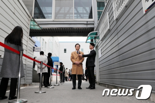 이재명 경기도지사가 28일 오후 경기도 성남시 수원지방법원 성남지원에서 열리는 14차 공판에 출석하던 중 취재진의 질문에 답변하고 있다. / 사진=뉴스1