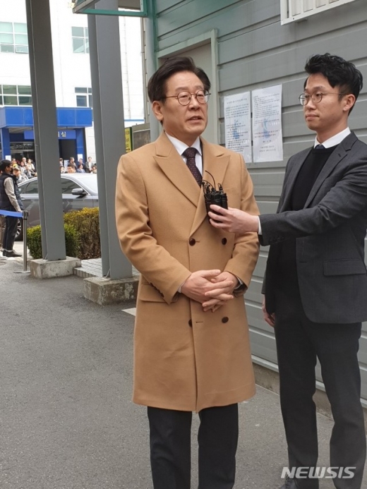 직권남용권리행사방해 혐의 등으로 재판에 넘겨진 이재명 경기도지사가 14일 오후 1시56분께 ‘형님 강제입원’ 관련 14차 공판에 출석하기 위해 수원지방법원 성남지원 제3호법정에 들어서고 있다. / 사진=뉴시스