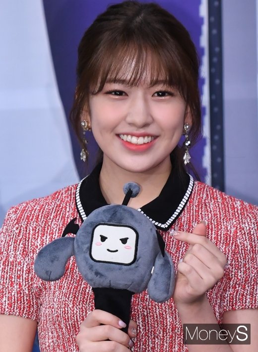 [머니S포토] 아이즈원 안유진 '오빠들 사로잡는 하트'