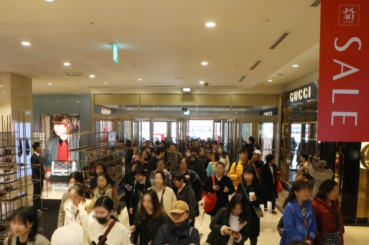 롯데백화점 봄 정기세일 첫날인 29일부터 많은 인파가 몰린 모습.