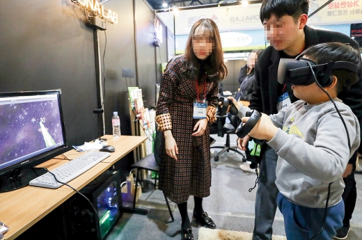 지난 2월 서울 강남구 세텍에서 열린 신학기 특집 2019 초등교육박람회를 찾은 학생이 VR교육콘텐츠 체험을 하고 있다. /사진=뉴시스 최진석 기자