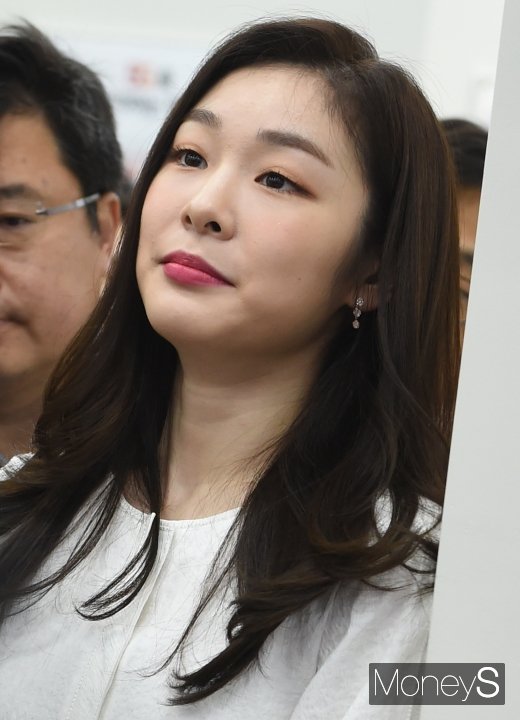 [머니S포토] 김연아 '뽀얀 아기 피부'