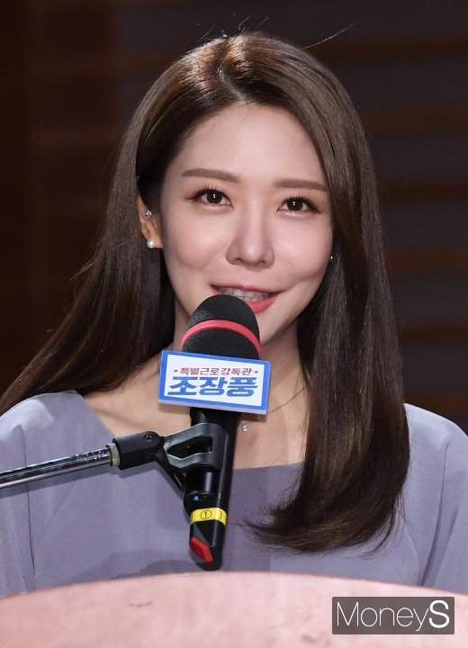 [머니S포토] 이진 아나운서 '얼굴에 묻은 예쁨'