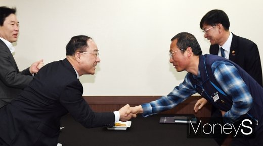 [머니S포토] 민노총위원장 만난 홍남기 부총리
