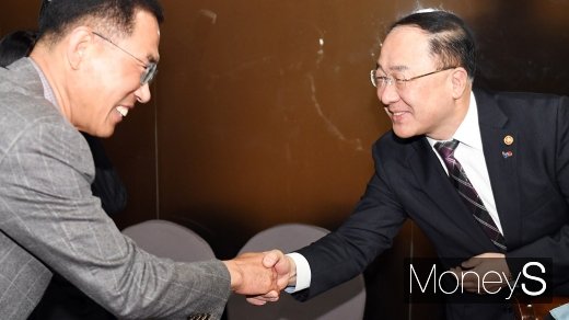 [머니S포토] 인사 나누는 홍남기 부총리와 김주영 한노총 위원장