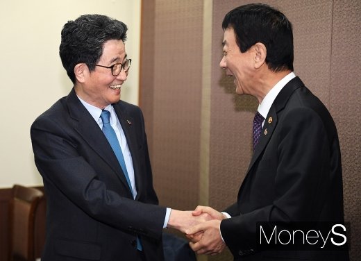 [머니S포토] 일자리위원회 합류한 진영 행안부 장관