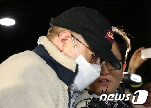 할리 cctv. 마약류 투약 혐의로 체포된 방송인 하일씨(로버트 할리·60)가 9일 오전 경기도 수원시 장안구 경기남부지방경찰청에서 조사를 위해 압송되고 있다. /사진=뉴스1