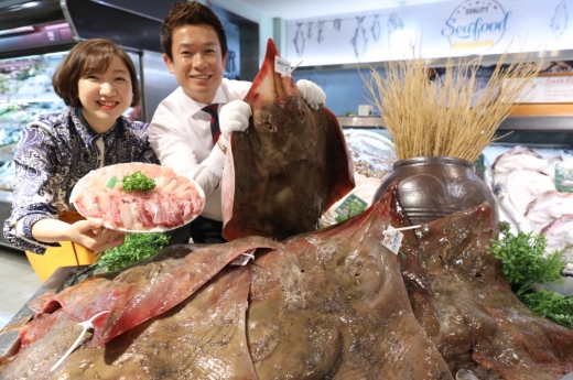 롯데백화점 지하1층 식품관에서 직원들이 ‘흑산도 홍어’를 선보이고 있다./사진=롯데백화점 광주점 제공.