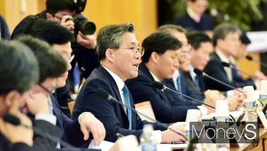 [머니S포토] 수출마케팅 지원강화 방안 발표하는 성윤모 장관