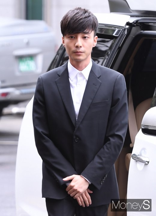 [머니S포토] '음란물 유포 혐의' 로이킴, 경찰 출석