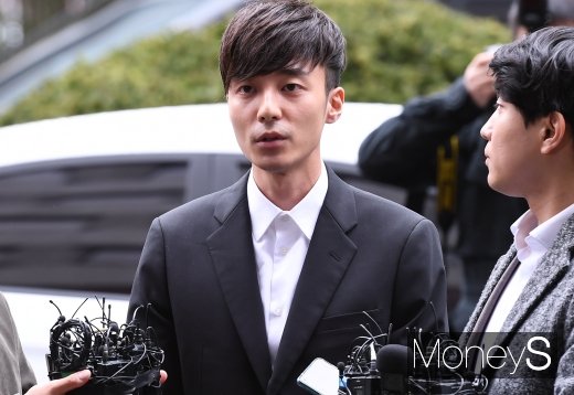 [머니S포토] 경찰 출석한 로이킴