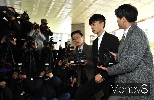 [머니S포토] 로이킴, 피의자 신분으로 경찰 출석