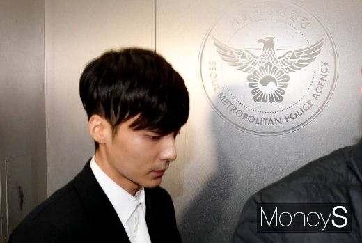 [머니S포토] 경찰 조사실로 향하는 로이킴
