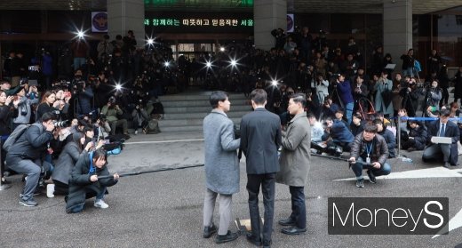 [머니S포토] 로이킴의 뒷모습