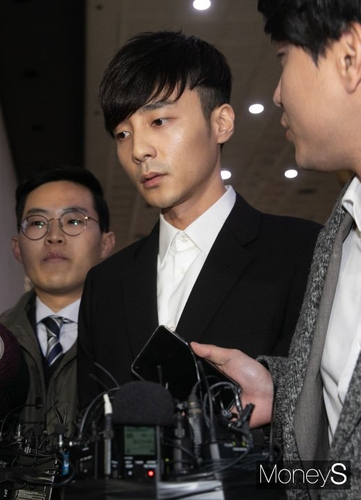 [머니S포토] 로이킴, 음란물·마약 질문에 묵묵부답
