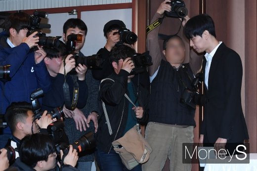 [머니S포토] 긴급 기자회견 마치고 나가는 박유천