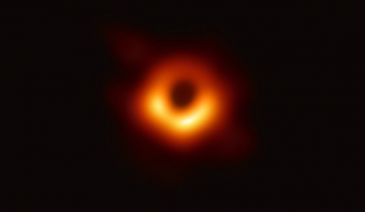 사상 최초로 공개된 초대질량 블랙홀 M87의 모습. 중심의 검은 부분은 블랙홀과 블랙홀을 포함하는 그림자이고, 고리의 빛나는 부분은 블랙홀의 중력에 의해 휘어진 빛이다. 관측자로 향하는 부분이 더 밝게 보인다. 블랙홀의 질량은 태양의 65억 배, 지름은 160억㎞에 달한다. /사진=EHT 홈페이지 캡처