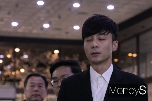 정준영 단톡방. 사진은 가수 로이킴. 음란물 유포 혐의를 받는 가수 로이킴(본명 김상우)이 10일 오후 서울 종로구 서울지방경찰청 광역수사대에 출석했다. 로이킴은 정준영, 승리와 함께 있던 문제의 대화방에 음란 사진 한 장을 유포한 혐의를 받고 있다. /사진=장동규 기자